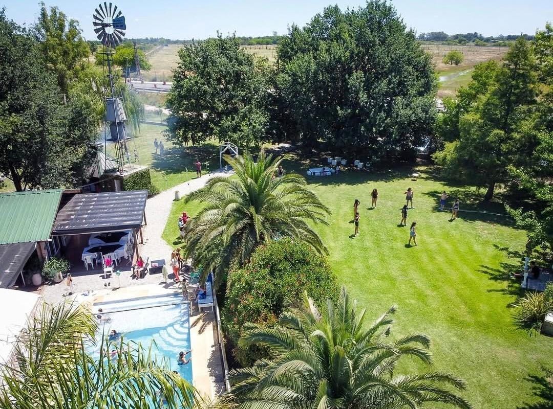Vista aérea de Quinta Los Álamos y su pileta